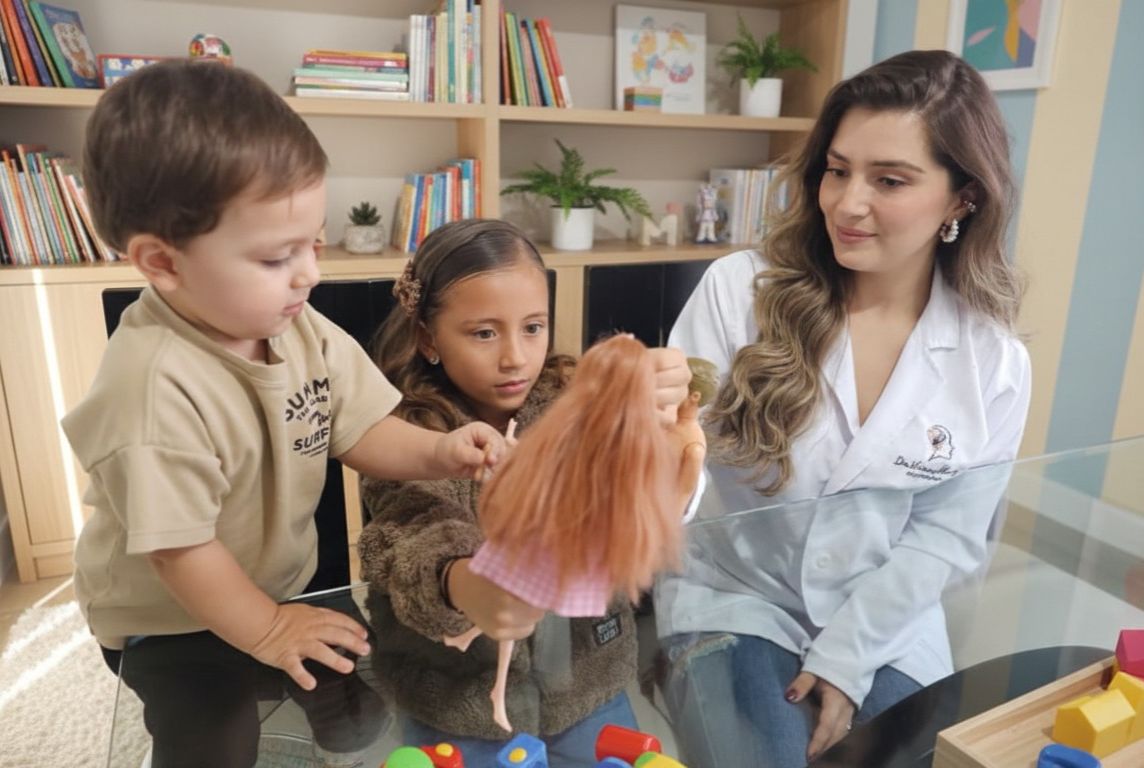 Viviana Álvarez en acompañamiento con niños